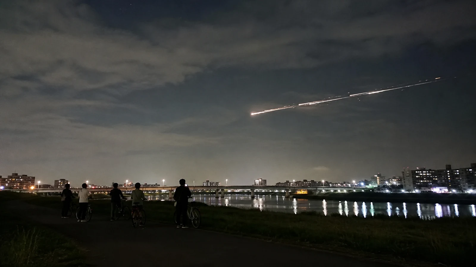 河川敷から見上げた気象衛星の大気圏再突入